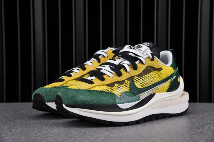 nike vaporwaffle sacai tour yellow cv1363-700
